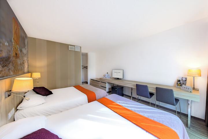 Room 3 of 83