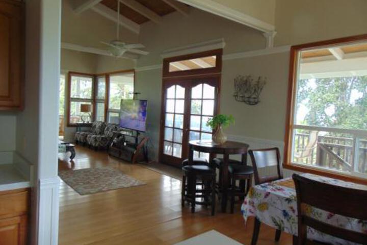 Coco-nut Hale in Kailua-Kona, HI