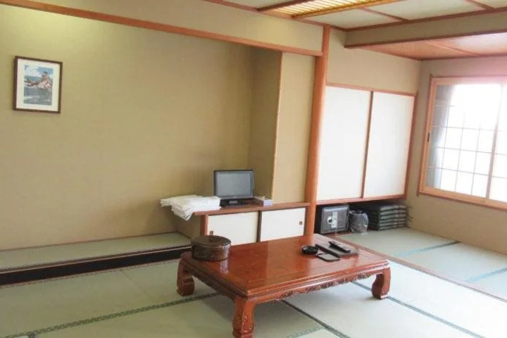 Room 4 of 25