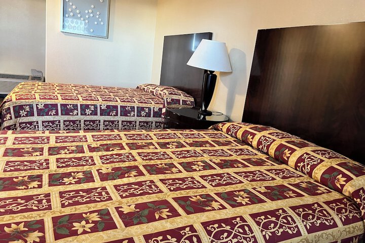 1 Queen Bed (6 of 8)