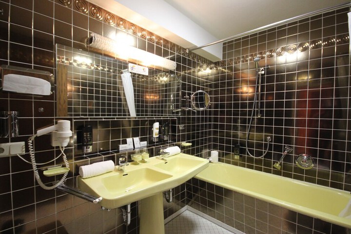 Room 12 of 25