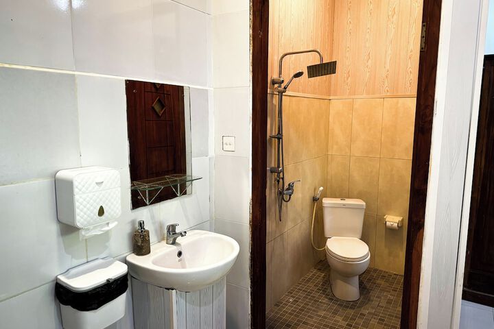 Room 4 of 16