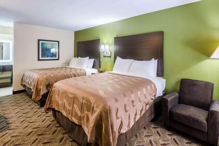 2 Queen Beds (6 of 7)