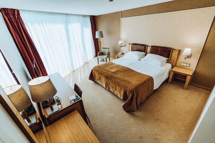 Room 70 of 176