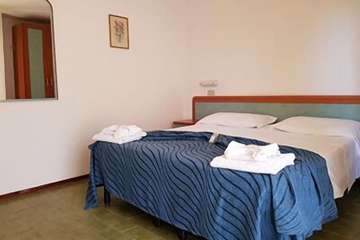 Room 3 of 65
