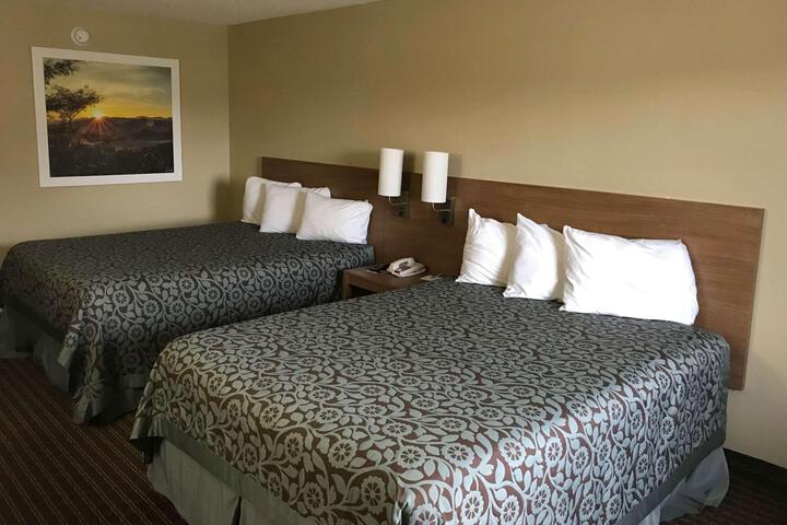 2 Queen Beds (4 of 7)