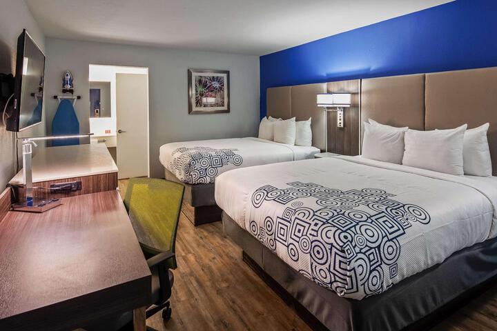 2 Queen Beds Microwave and Refrigerator Flat Screen Television High Speed Internet Accessible Coffee Maker Full Breakfast (4 of 12)