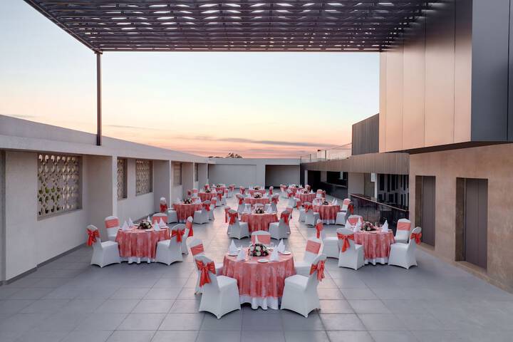 Ballroom/Hall 33 of 44