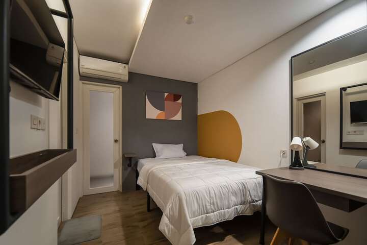 Room 4 of 20