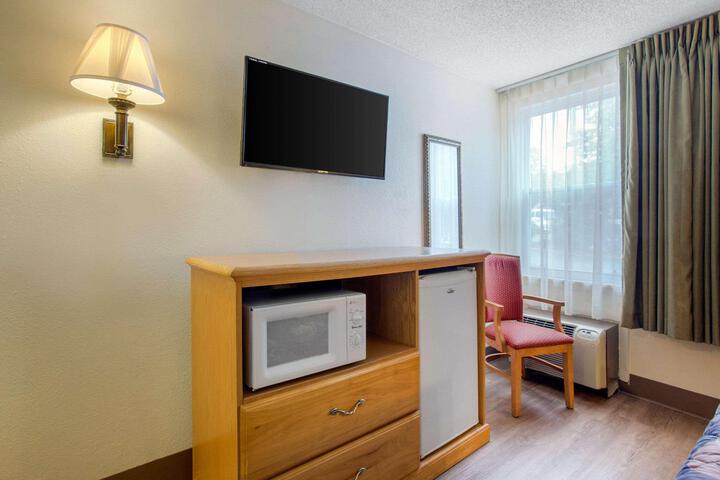 1 Queen Bed (3 of 20)