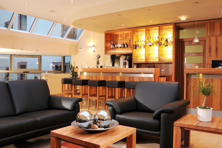 Lounge 99 of 127