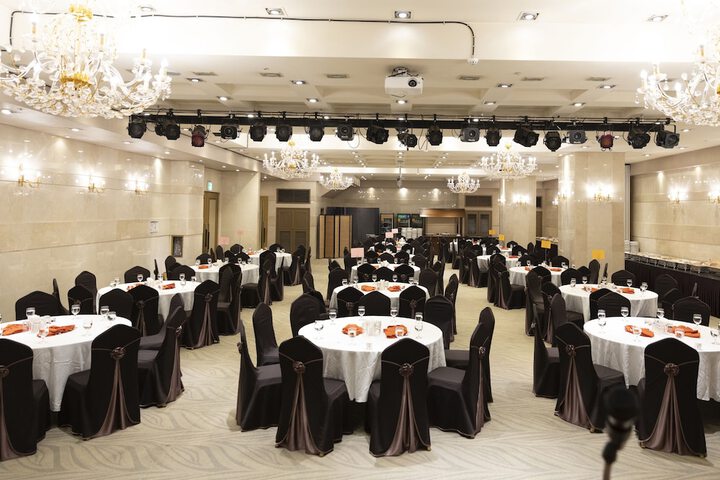 Ballroom/Hall 38 of 51