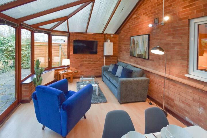 Lounge 5 of 13