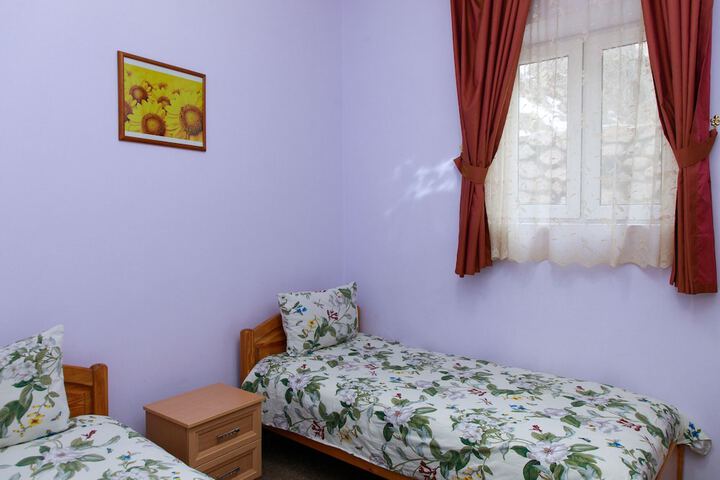 Room 13 of 83