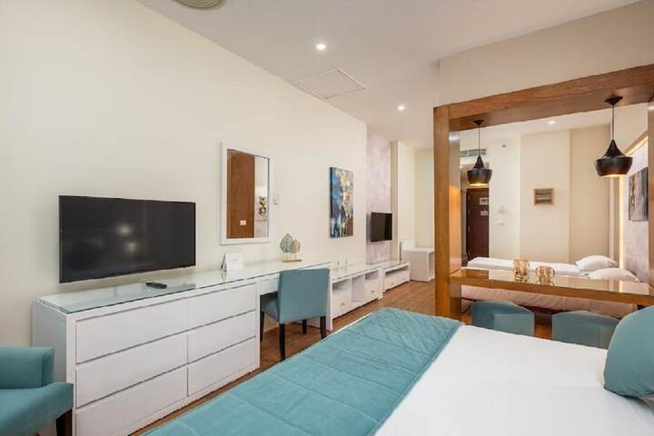 Room 33 of 102