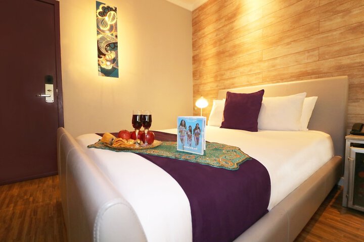 Double Accessible Queen Size Bed (6 of 16)