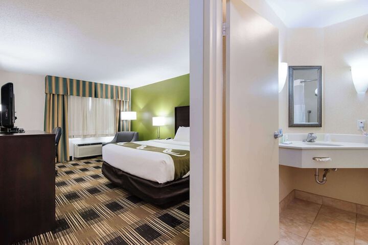 1 King Bed (5 of 6)
