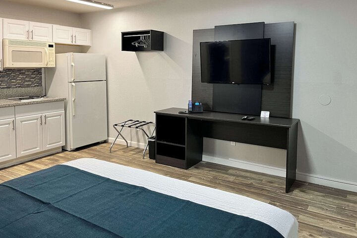 1 Queen Bed (10 of 10)