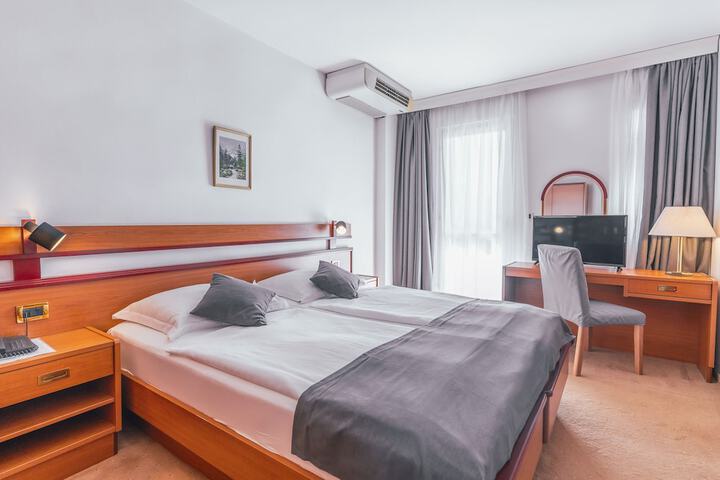 Room 4 of 90