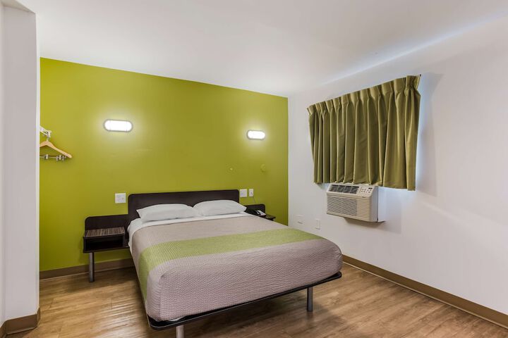 Room 17 of 38