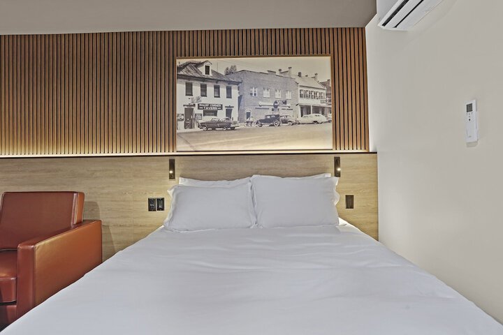 Deluxe Room 1 Queen Bed Mobility Accessible (8 of 26)
