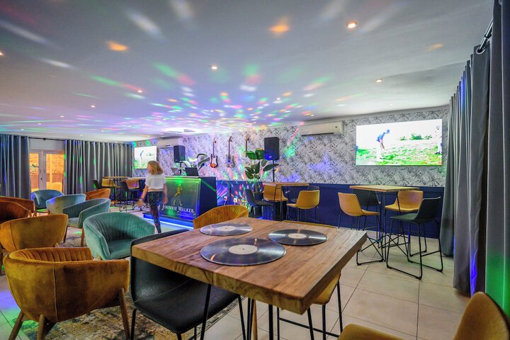 Lounge 240 of 343