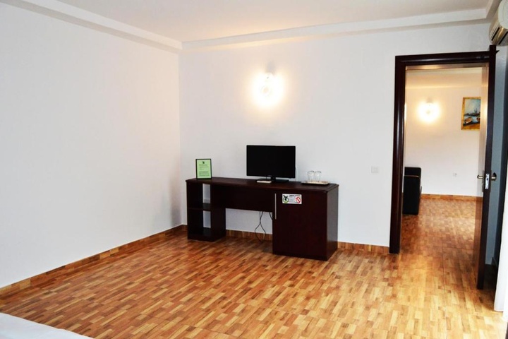 Room 6 of 16
