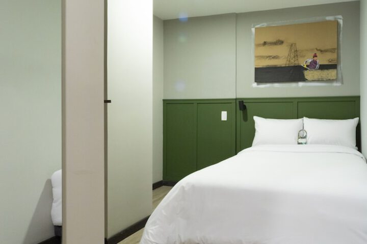Room 28 of 46