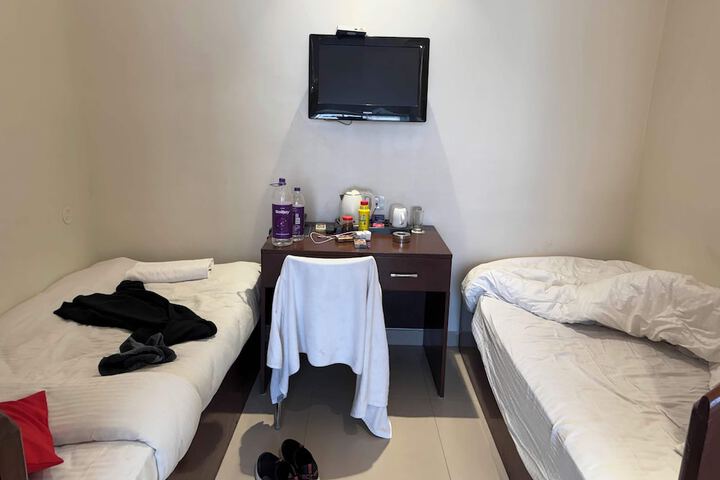 Room 6 of 12