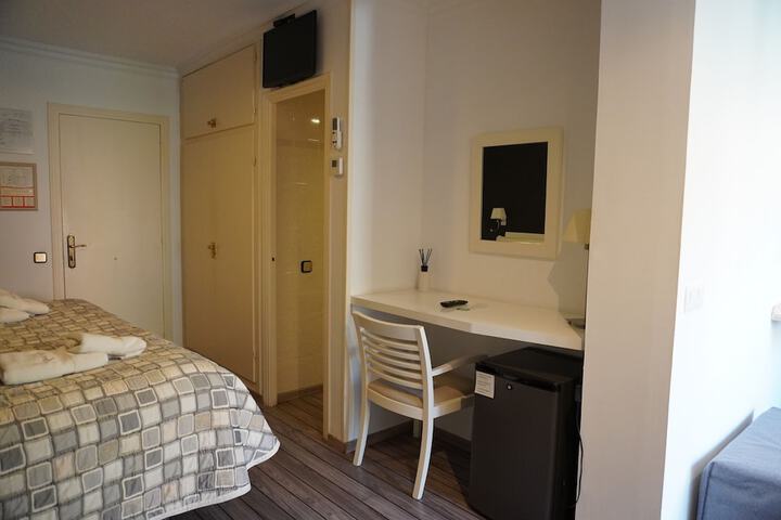 Room 4 of 42