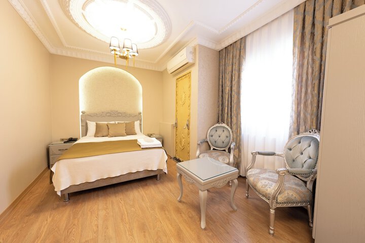 Room 8 of 77