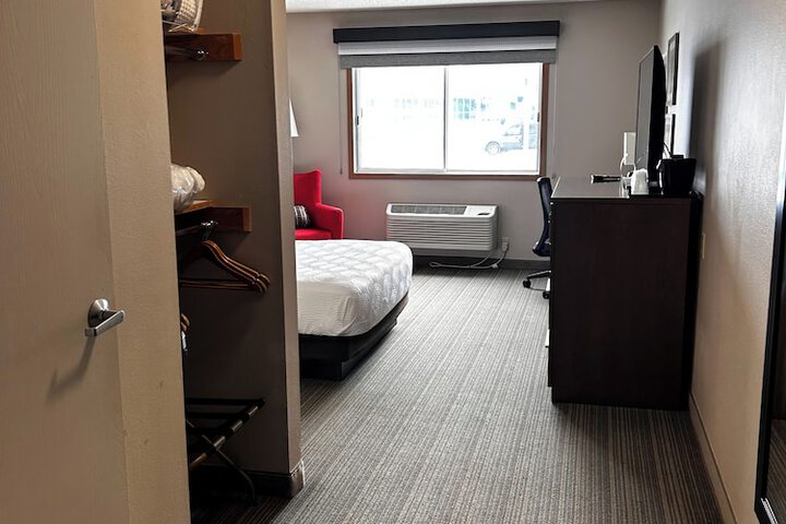 Room 8 of 28