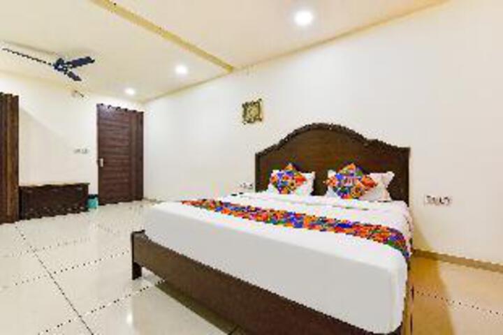 Room 15 of 27
