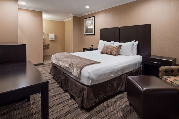1 King Bed - Wireless High Speed Internet Accessible Microwave and Refrigerator, Coffee Maker Iron Hairdryer Full Breakfast (5 of 5)