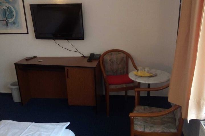 Room 9 of 38