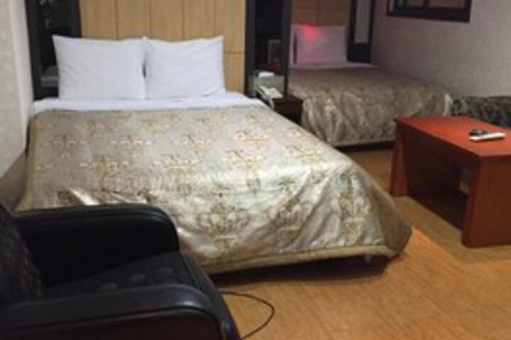 Room 8 of 14