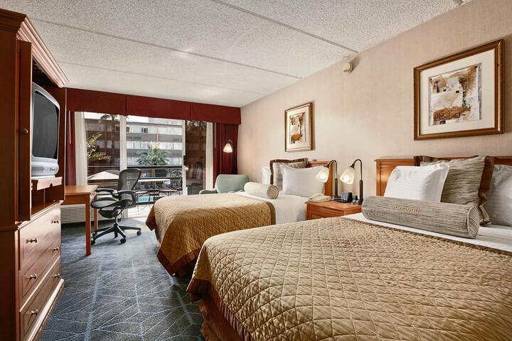 2 Queen Beds (2 of 3)