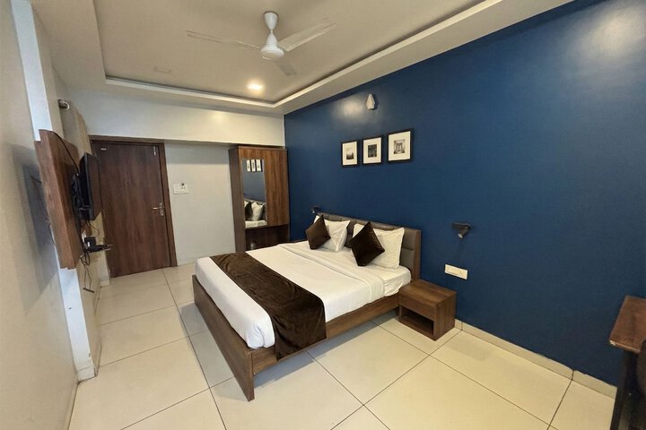 Room 9 of 25