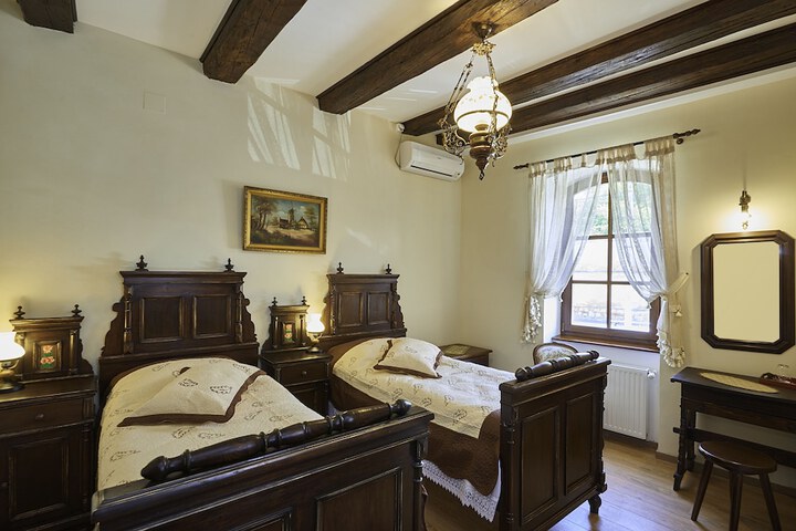 Room 5 of 83
