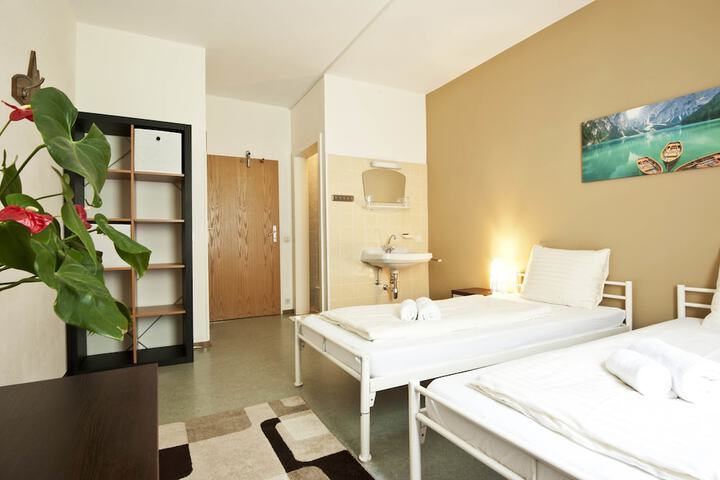 Room 4 of 76