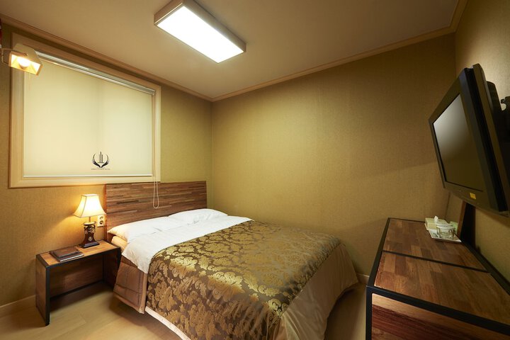 Room 5 of 32