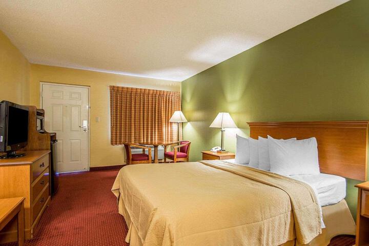 1 Queen Bed (7 of 13)