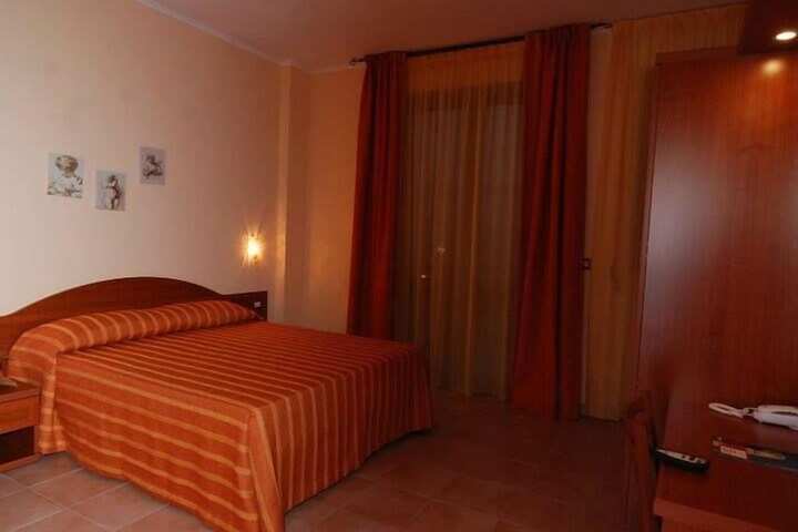 Room 4 of 18