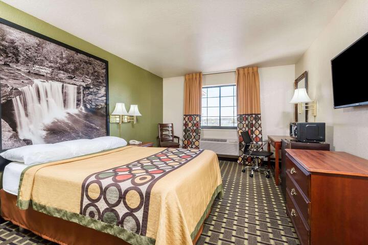 1 Queen Bed (12 of 18)