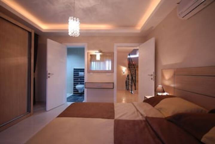 Room 10 of 96