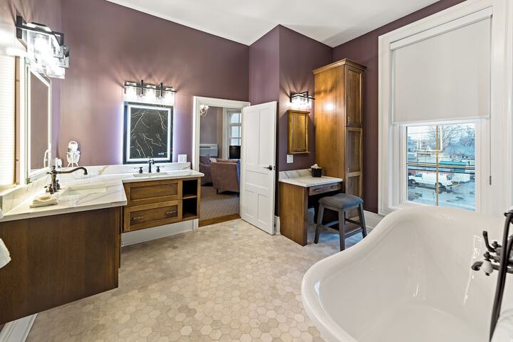 Suite 1 King Bed (46 of 70)