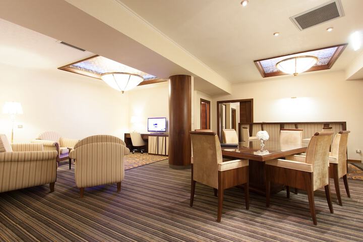 Room 6 of 30