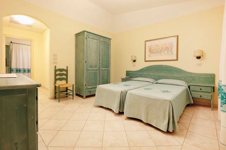 Room 10 of 16