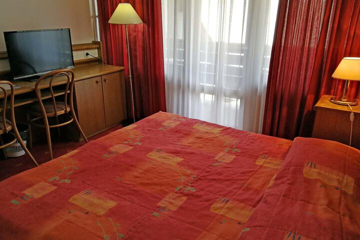 Room 25 of 49