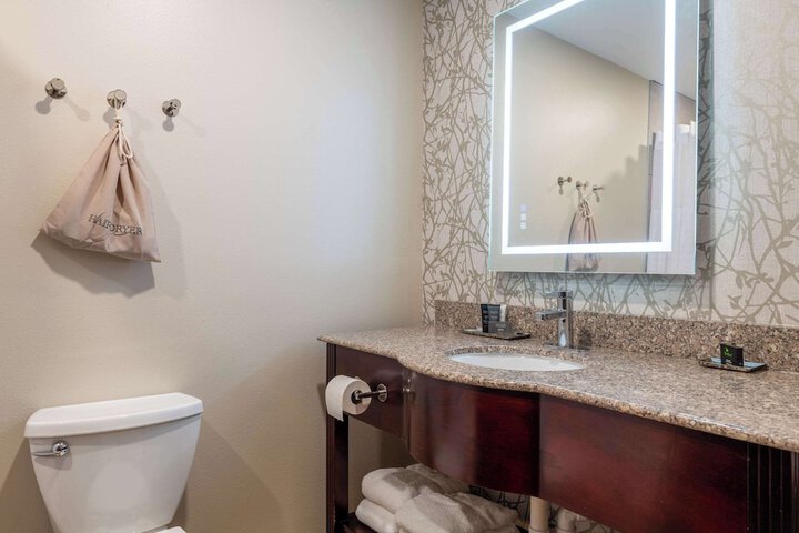 Suite 2 Queen Beds (21 of 21)